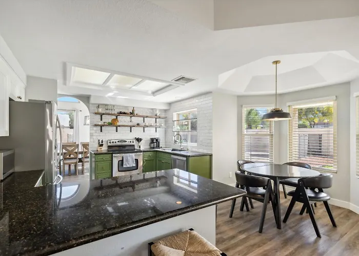 5bdr With Pool & Scenic Golf Views! *