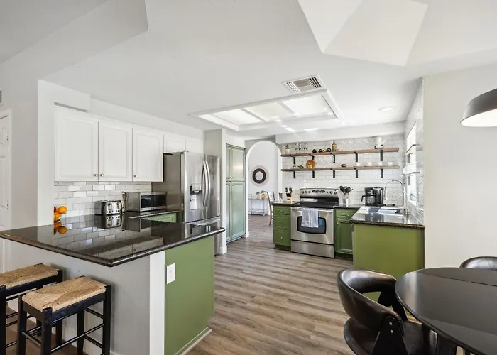 5bdr With Pool & Scenic Golf Views!